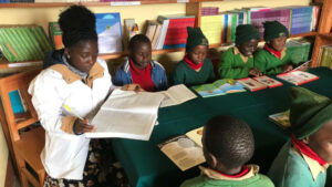 La biblioteca di Beppe e gli Arredi di Toni in Swahili “Maktaba ya Tonina Beppe”
